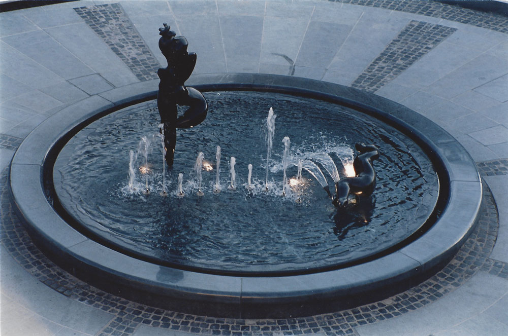 2003 - Réaménagement de la Piazza Caprera avec édification d’une fontaine décorée de deux sculptures de Jacques Zwobada : Naïade (1950) et La Danseuse (1953), Rome, 2003